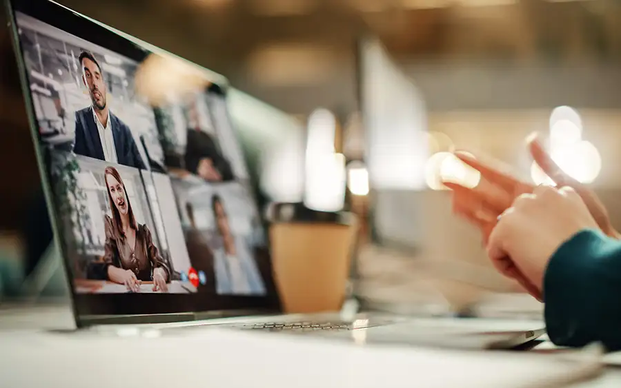 Collaborateur en télétravail dans un environnement professionnel